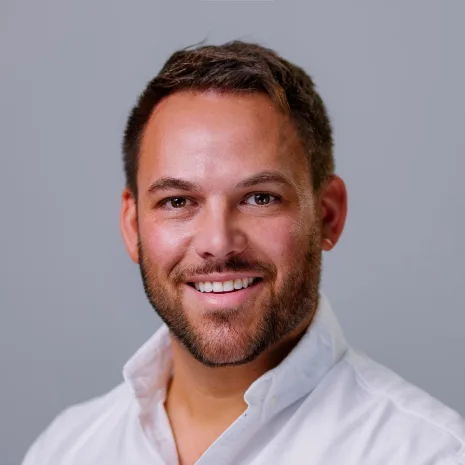Head and shoulders photo of raphael dennett.